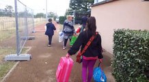 Les familles déménagées du campement du 1er mai arrivent dans le gymnase mis à disposition par l'Etat aux Cézeaux