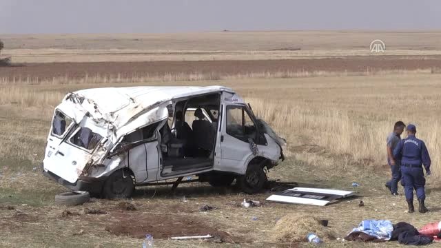 Düzensiz Göçmenleri Taşıyan Minibüs Devrildi: 2 Ölü, 19 Yaralı (3)