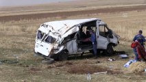 Düzensiz göçmenleri taşıyan minibüs devrildi: 2 ölü, 19 yaralı (2) - KAYSERİ