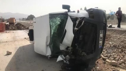 Akseki'de Minibüs Kamyonete Çarptı: 3 Yaralı