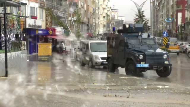 Hakkari'de Aniden Bastıran Sağanak Yağış Vatandaşlara Zor Anlar Yaşattı