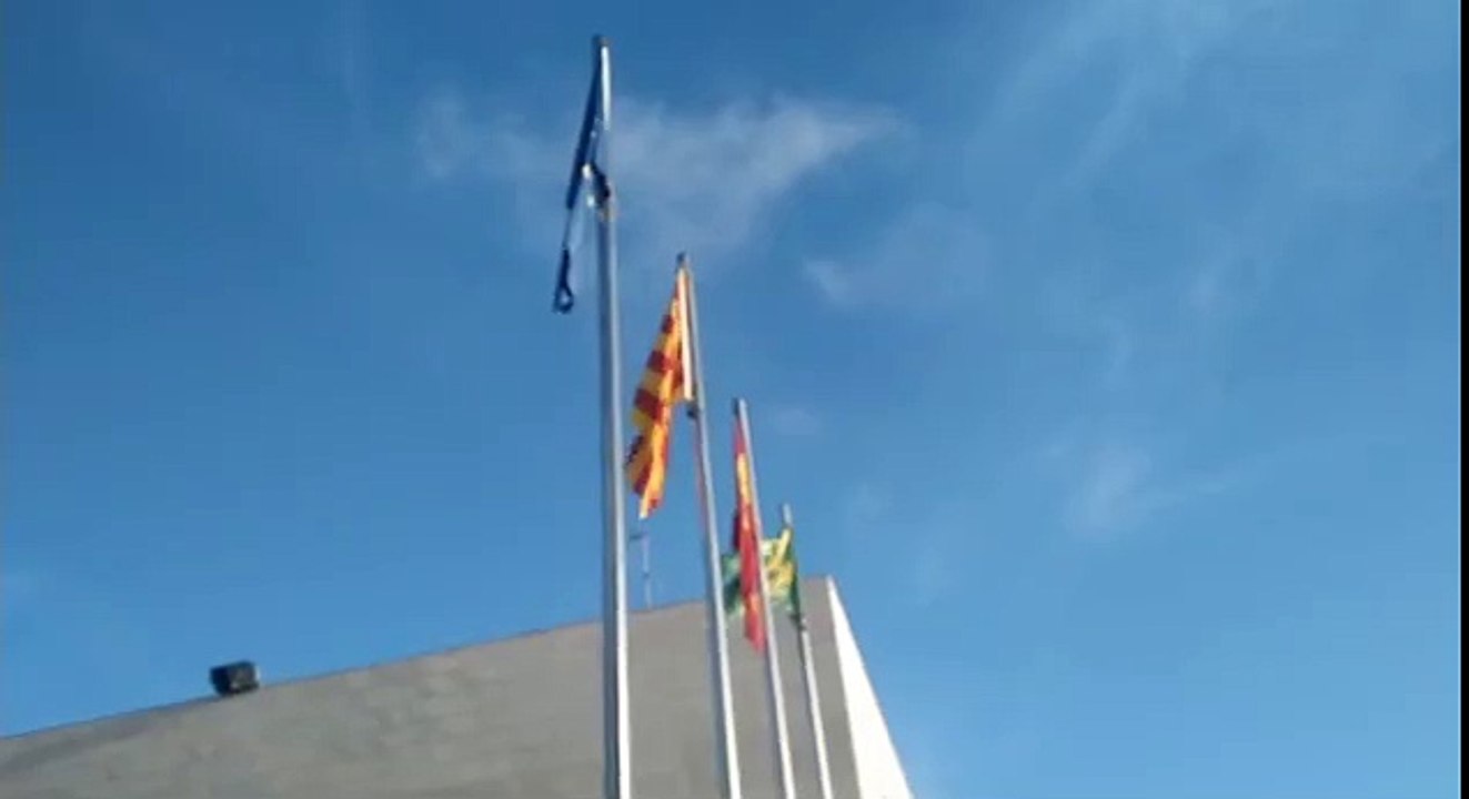 En un ayuntamiento de Tarragona pegan la bandera de España con cola para que no ondee