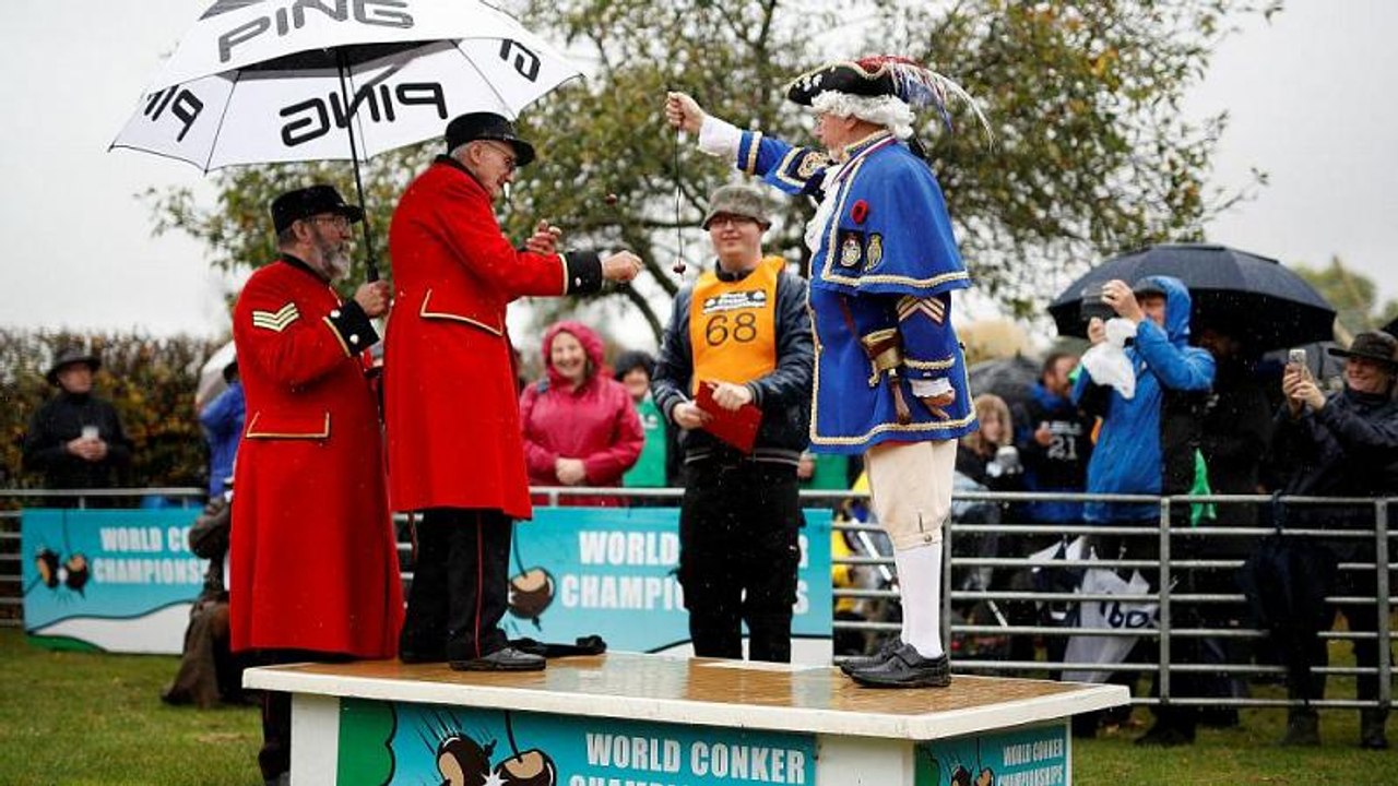 Die spinnen, die Briten! Conker - Jung und Alt beim Kastanien-Wettbewerb (VIDEO)