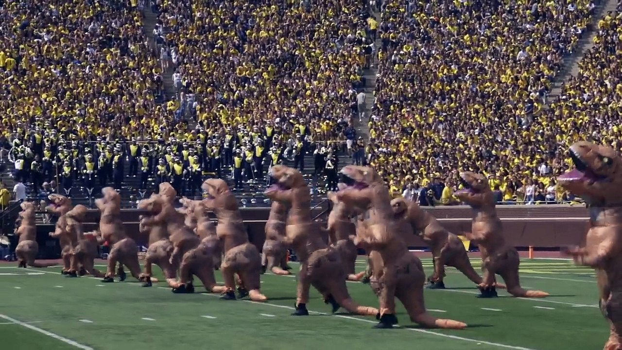 Des T-Rex font le show lors de la mi-temps du match de football Américain dans le Michigan