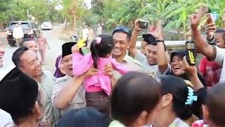 Hari ini diperjalanan dari Pondok Pesantren Al Hidayat Krasak saya menjumpai kerumunan 'emak-emak dan saya berhenti untuk menyapa.Jadilah menikmati sore hari