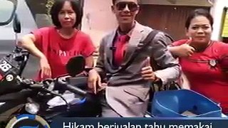 Seorang penjual tahu keliling di Bogor jadi idola 'emak-emak' lantaran penampilannya seperti pegawai kantoran.#bogor #jawabarat #viral #penjualtahuganteng #tr