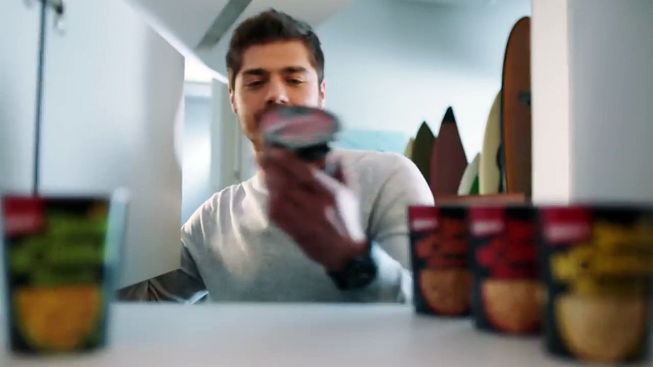 Atirou cerveja a um jogador e foi banido