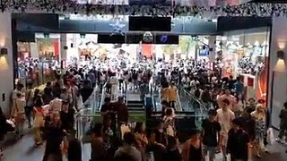 Suasana Boxing Day (istilah untuk hari obral besar setelah Natal) di Pitt Street, Sydney siang ini.Sekali atau dua kali dalam setahun memang kita harus mengha