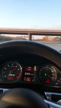 Une Audi RS6 enregistre une vitesse à 378 km/h sur une autoroute