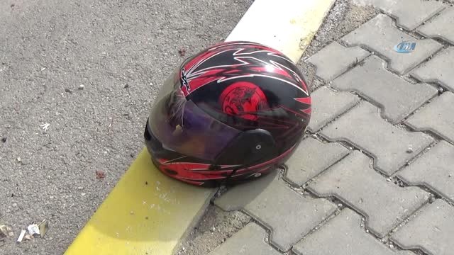 Otomobille Çarpışan Motosiklet Sürücüsünü Kaskı Kurtardı