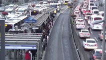 İstanbul- Metrobüs Kaza Yaptı; Seferler Durdu -9