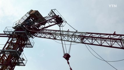 공사현장 덮친 타워크레인...인명 피해 없어 / YTN