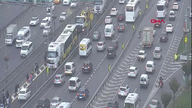 İstanbul- Metrobüs Kaza Yaptı; Seferler Durdu-2