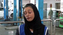 Mujer rompe esquemas en Pakistán trabajando como mecánica