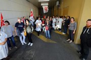 VIDEO. Les grévistes de l'hôpital de Niort interpellent la commission médicale d'établissement.