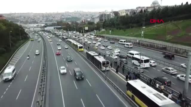 İstanbul- Metrobüs Kaza Yaptı; Seferler Durdu