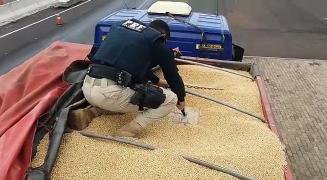 PRF apreende bitrem carregado de cigarros contrabandeados em Toledo