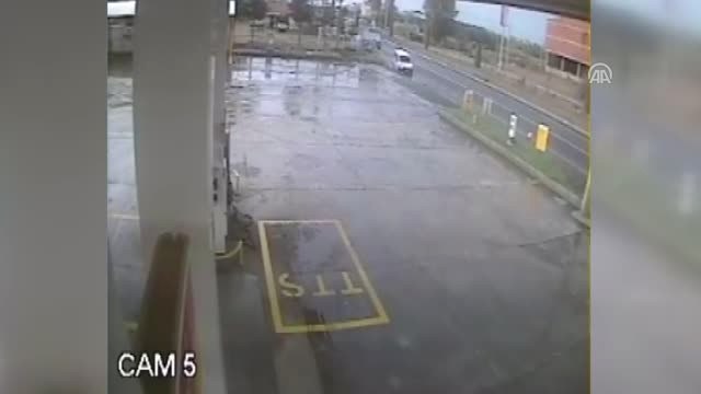 Kalp Krizi Geçiren Sürücünün Kaza Anı Güvenlik Kamerasında