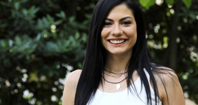 Demet Özdemir Makyajsız Haliyle Takipçilerini Büyüledi