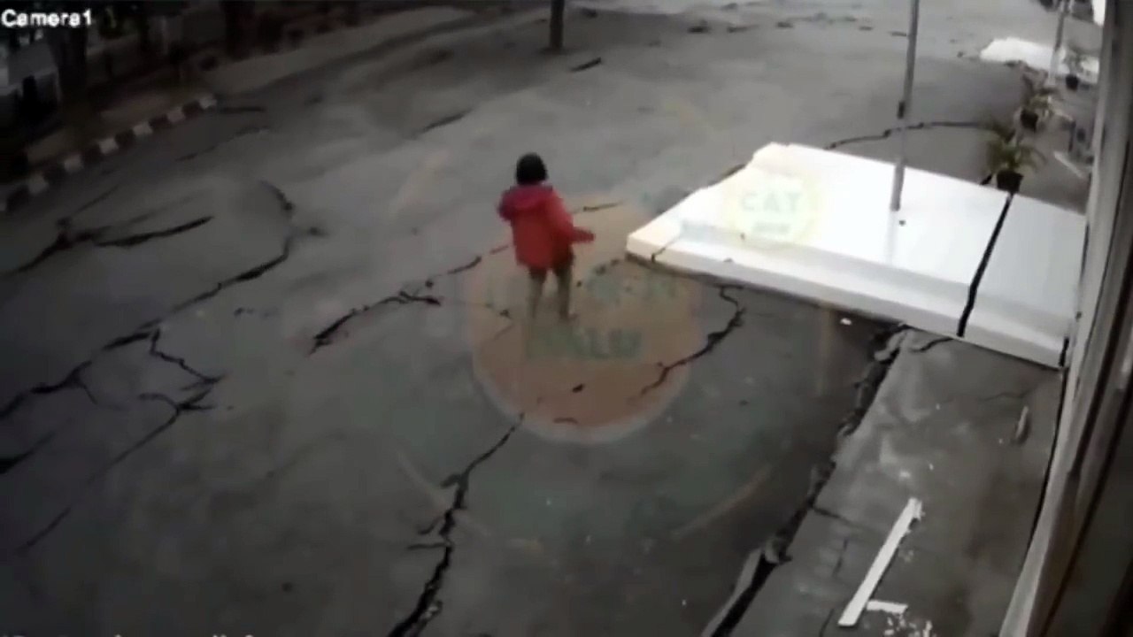 Séisme : la terre se fissure en quelques secondes en Indonésie !