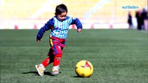 El niño de la camiseta de plástico con el nombre de Messi