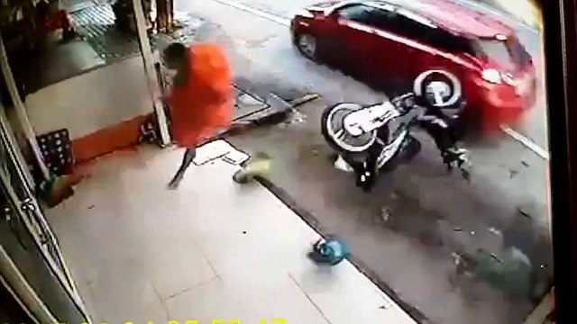 Ce moine a eu très chaud... Presque écrasé par une voiture folle