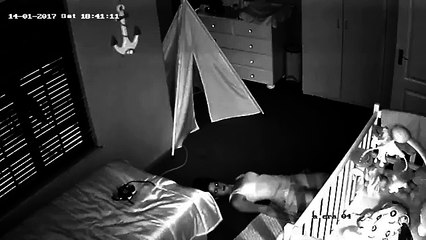 Cette maman na pas envie de réveiller bébé...  en mode commando pour rentrer