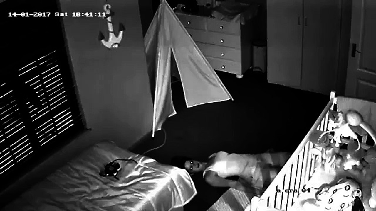 Cette maman na pas envie de réveiller bébé...  en mode commando pour rentrer