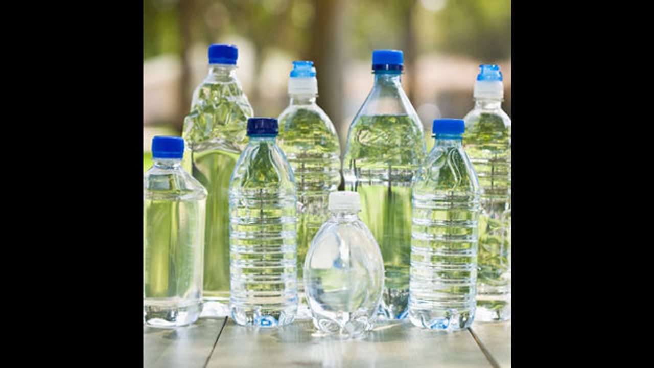 ¿Es peligroso beber agua embotellada?