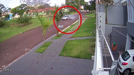 Câmera mostra momento que carro atinge garoto