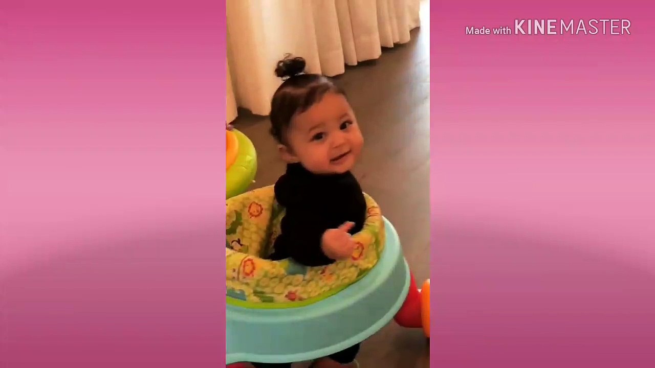 Kylie Jenner jugando con Stormi