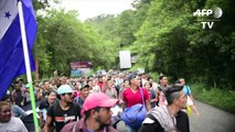 Caravana de migrantes hondureños cruzan Guatemala hacia EEUU