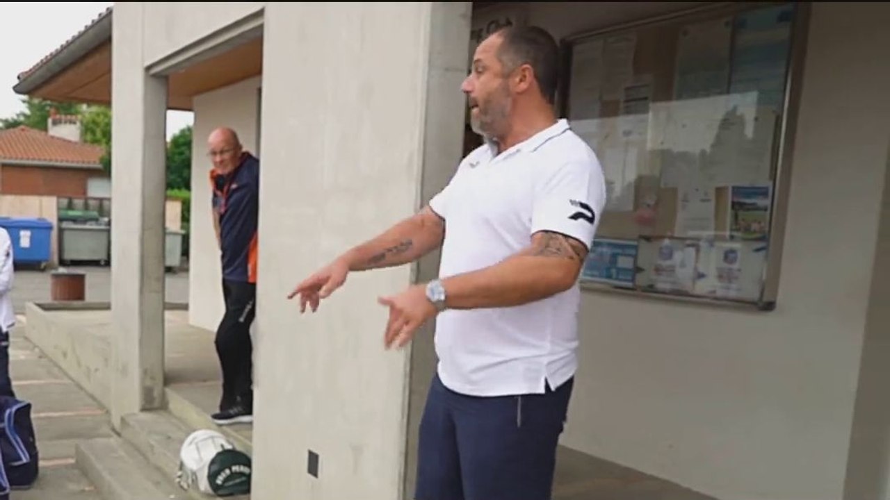 Le sermonne d’un entraîneur de foot après le retard des jeunes joueurs