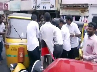 விபத்தில் காலை இழந்த  மாற்றுத்திறனாளிக்கு செயற்கை கால் பொருத்திய ஸ்டாலின்-வீடியோ