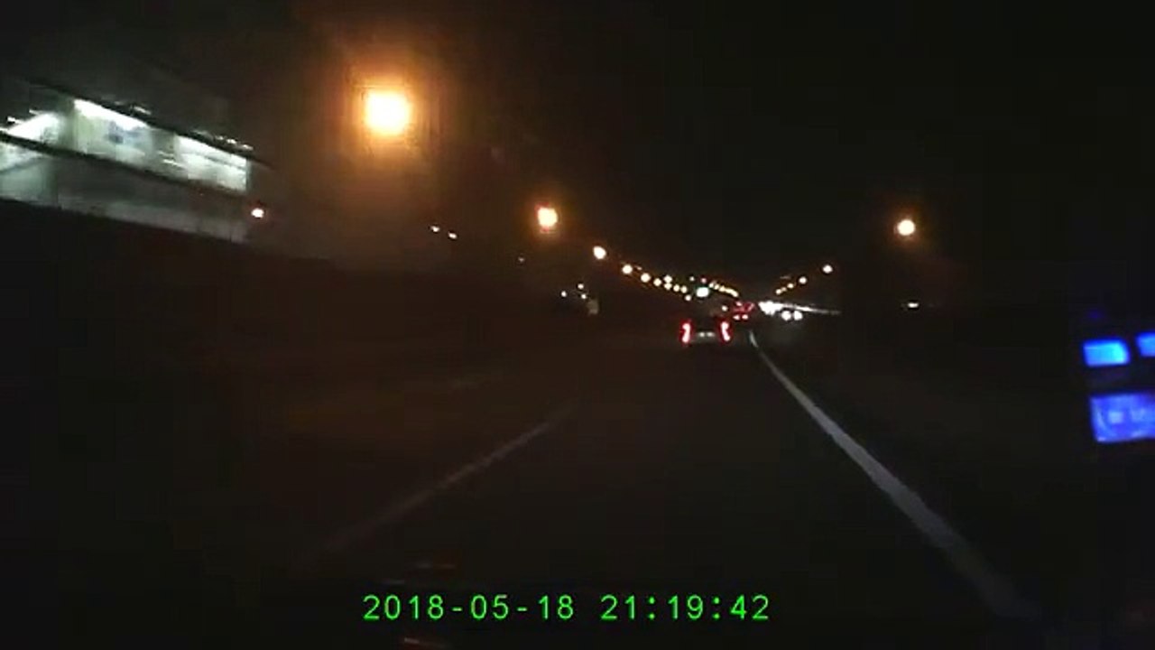 ウインカー出さないバイクＶＳ後ろ見ないプリウス