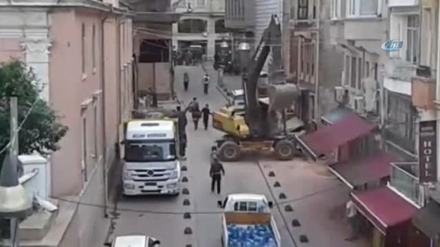 Taksim'de Hafriyat Boşaltan İş Makinesinin Altından Geçen Vatandaşlar Yürekleri Ağza Böyle Getirdi
