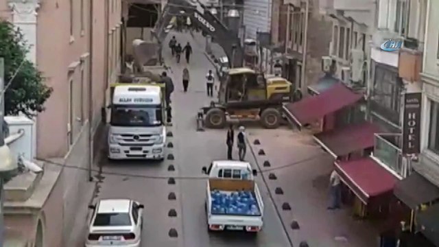 Taksim'de hafriyat boşaltan iş makinesinin altından geçen vatandaşlar yürekleri ağza böyle getirdi