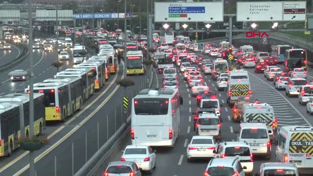 İstanbul- Metrobüs Kaza Yaptı; Seferler Durdu -8