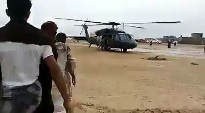 #شاهدابناء المهرة يرفضون طائرة السعودية التي اتت لنقلهم بعد أن ظلو من اول امس يتفرجو على مأساتهم جراء إلاعصار وسط السيول والأمطار الغزيرة وفضلوا المروحية اليمن