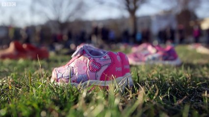 Shoes mark young US gun victims - BBC News