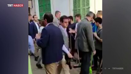 İspanya Kralı Felipe’ye felaket bölgesinde süpürge uzattılar