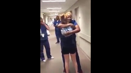 فيديو مؤثر، مريضة بالشلل تفاجئ ممرضتها بالوقوف على قدميها