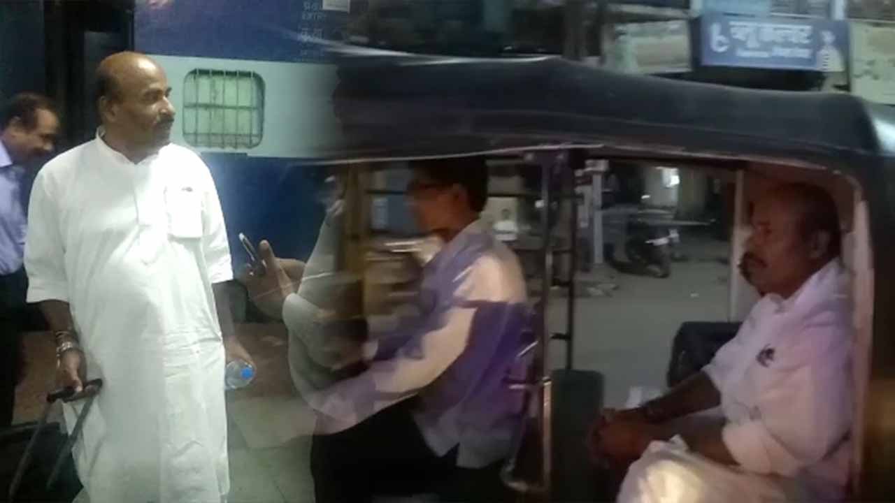 ट्रेन से उतरे और ऑटो बुलाकर घर गए कैबिनेट मंत्री, चर्चाओं में आया वीडियो