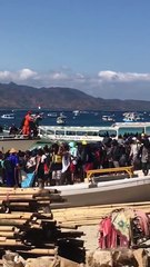 L'andorrana Tània Sànchez grava com les embarcacions desallotgen a les persones de la platja a les illes Gili després dels terratrèmols.
