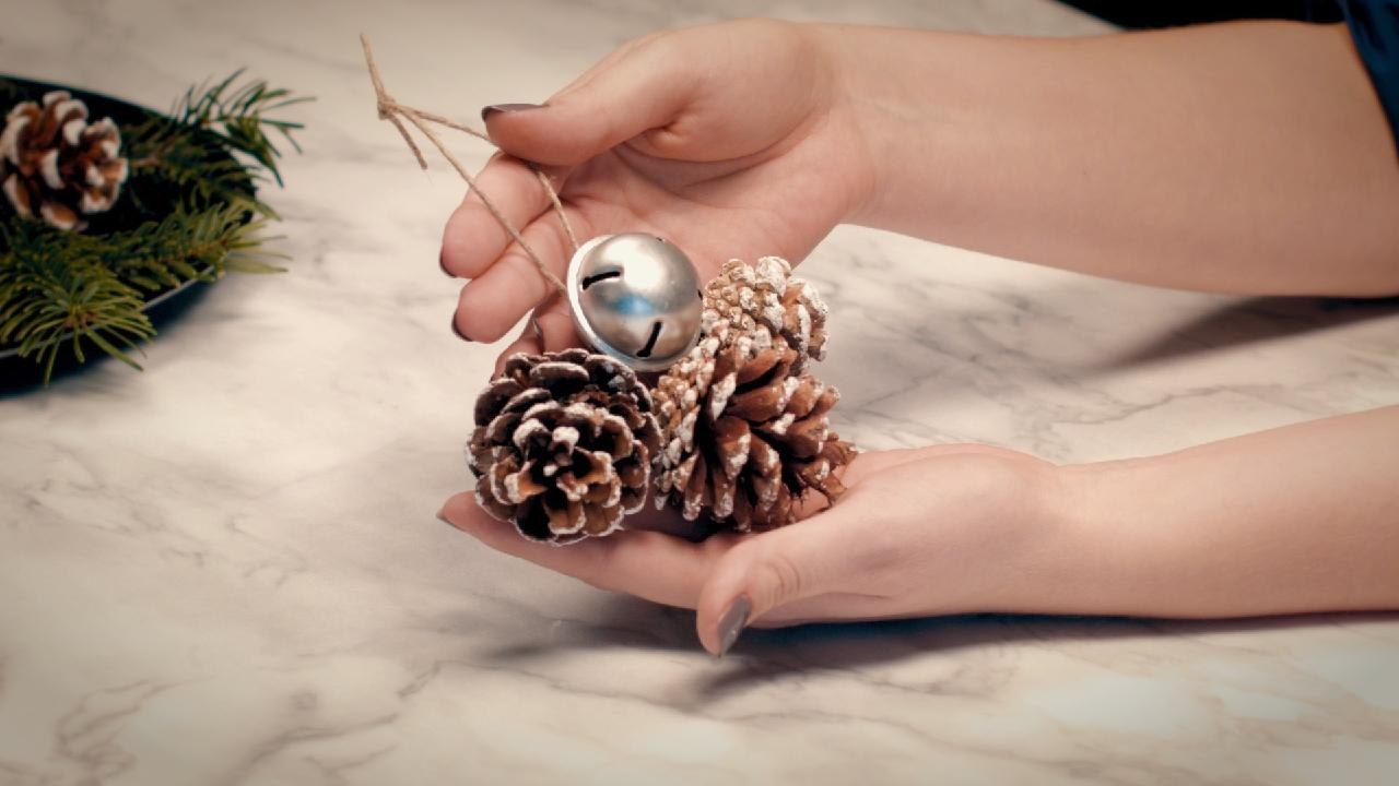 Weihnachtsbaumdekoration aus Tannenzapfen selber basteln
