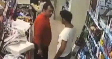 Markette Sırtına Dokunan Adama Kafa Attı