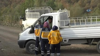 Yolsuz Kalan' Köylü Benzin Dolu Bidonla Kendisini Araca Kilitledi