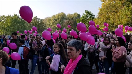 Les lycéens de Briey lâchent des centaines ballons pour Octobre Rose