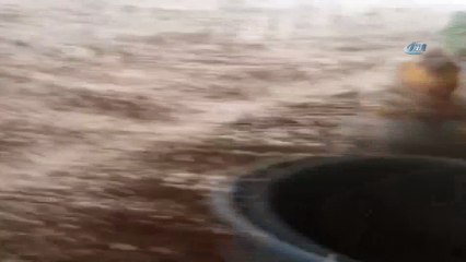 - Patates toplayan işçiler doludan römork altına saklanarak korundu