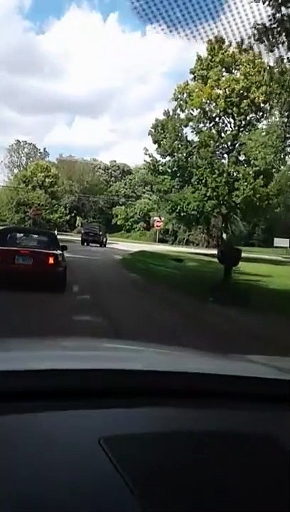 Un homme poursuit un automobiliste qui a pris la fuite après l’avoir percuté...